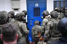 قوات القمع تقتحم قسم (12) في سجن 