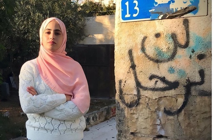 الاحتلال يعتقل الناشطة منى الكرد من منزلها في حي الشيخ جراح بالقدس المحتلة (فيديو)