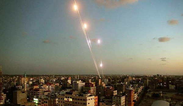 القبة الحديدية تحاول اعتراض صواريخ في سماء تل أبيب