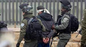 قوات الاحتلال تعتقل مواطنًا من مخيم العروب  بالخليل