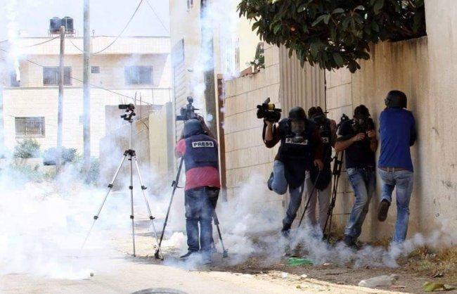 الإعلام الرسمي يدين استهداف طواقم تلفزيون فلسطين من قبل الاحتلال ويطالب بحماية الصحفيين