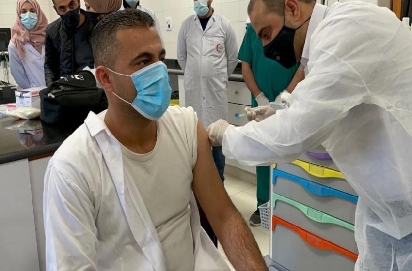 صحيفة عبرية: مقترح دولي لتطعيم 7000 تاجر من قطاع غزة