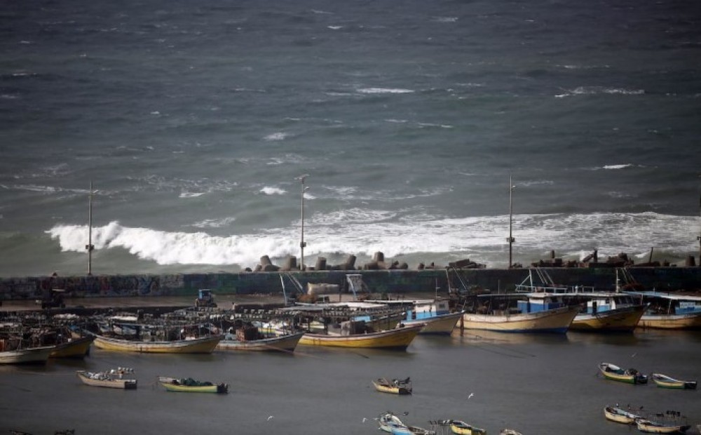 الشرطة البحرية بغزة تقرر إغلاق البحر لسوء الأحوال الجوية