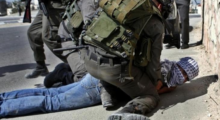 قوات الاحتلال تعتقل شاباً على حاجز مخيم شعفاط