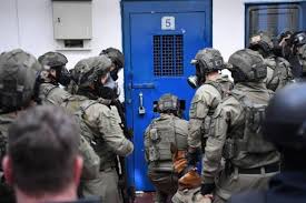 وحدات القمع تقتحم قسم (2) في سجن النقب وتعتدي على الأسرى