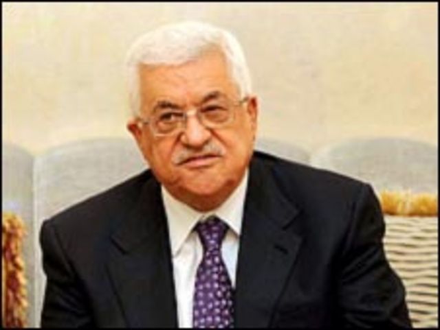 الرئيس عباس يتفقد مركز التدريب التابع للحرس الرئاسي في أريحا