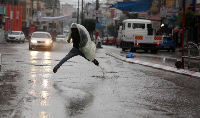 الشرطة الفلسطينية تطالب السائقين أخذ الحيطة خلال المنخفض الجوي