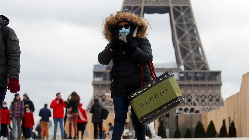 اعتبارا من الجمعة.. فرنسا تفرض ارتداء الكمامات في شوارع باريس