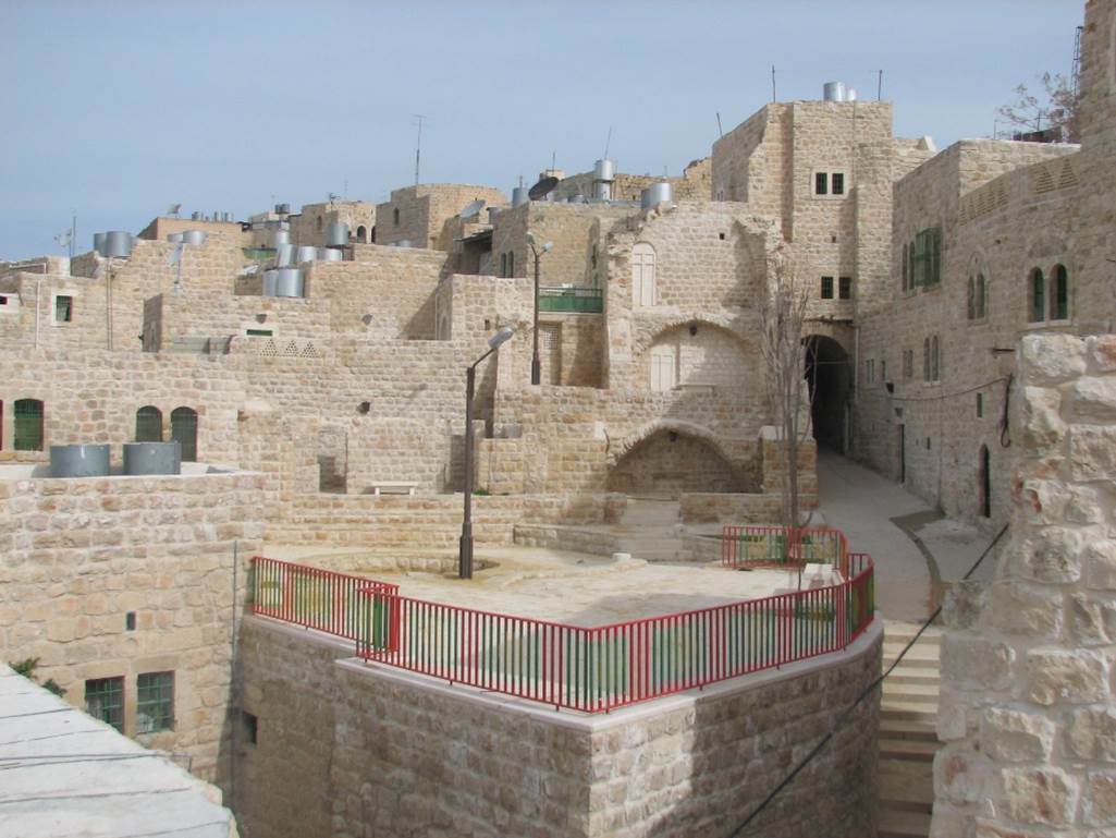 الخليل: مستوطنون يجرفون حياً تاريخياً قرب الحرم الابراهيمي بالبلدة القديمة