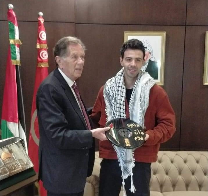 السفير الفاهوم يكرم الشاب التونسي الذي رفع علم فلسطين في مباراة تونس وفرنسا 