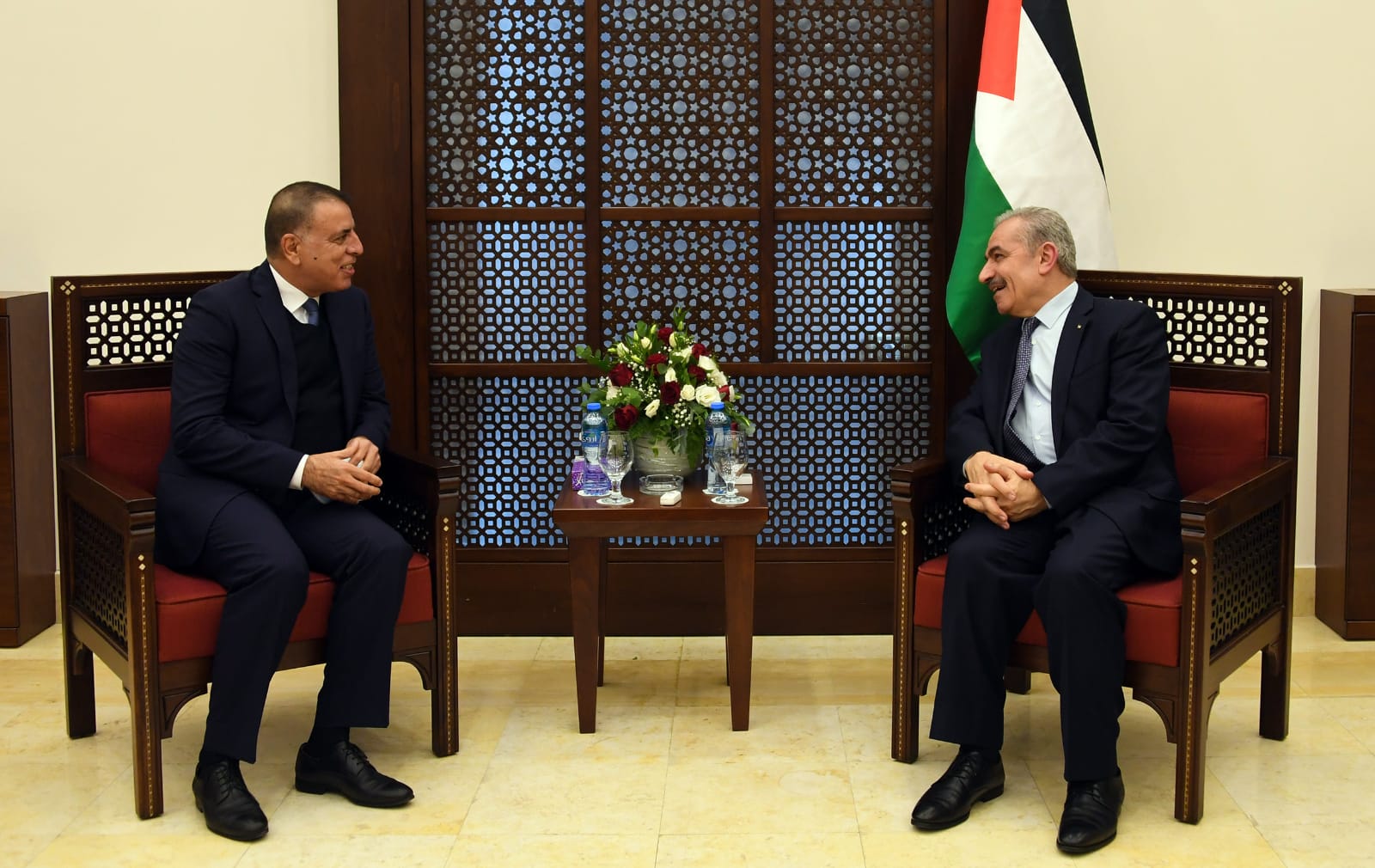 اشتية يبحث مع وزير الداخلية الأردني آخر التطورات السياسية