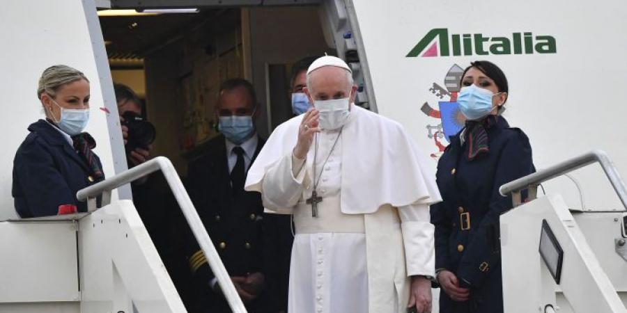  وصول البابا فرنسيس إلى العراق.. والكاظمي يستقبله (صور )