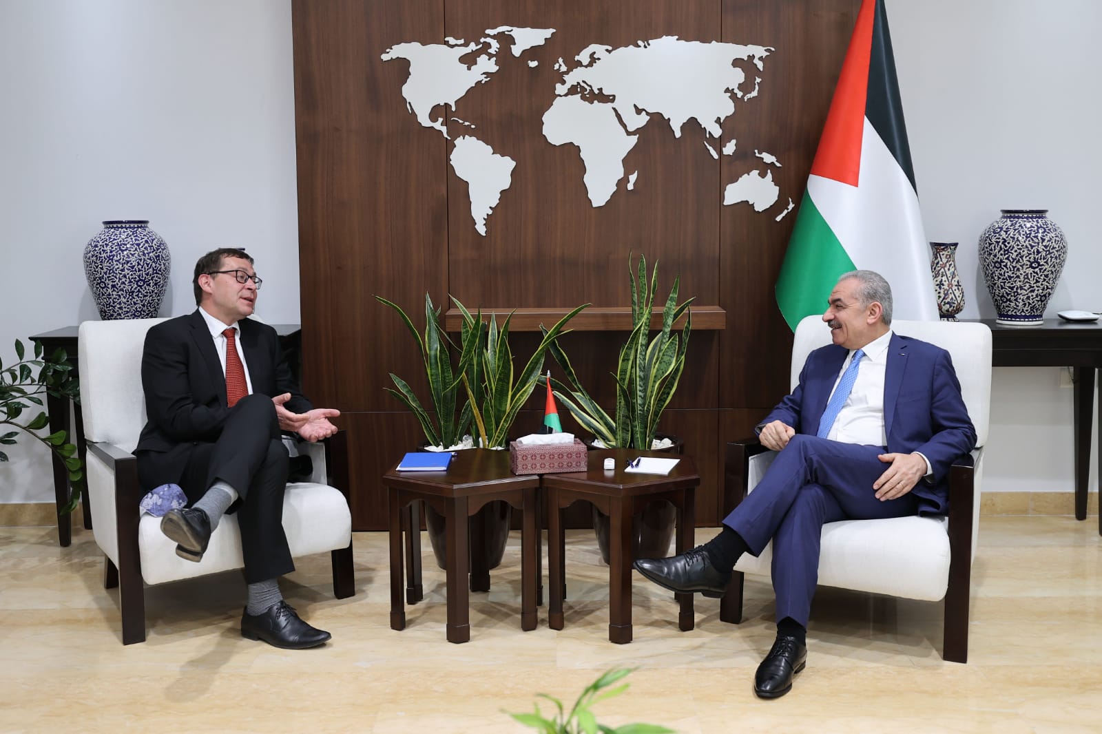 رئيس الوزراء يستقبل ممثل التشيك الجديد في فلسطين