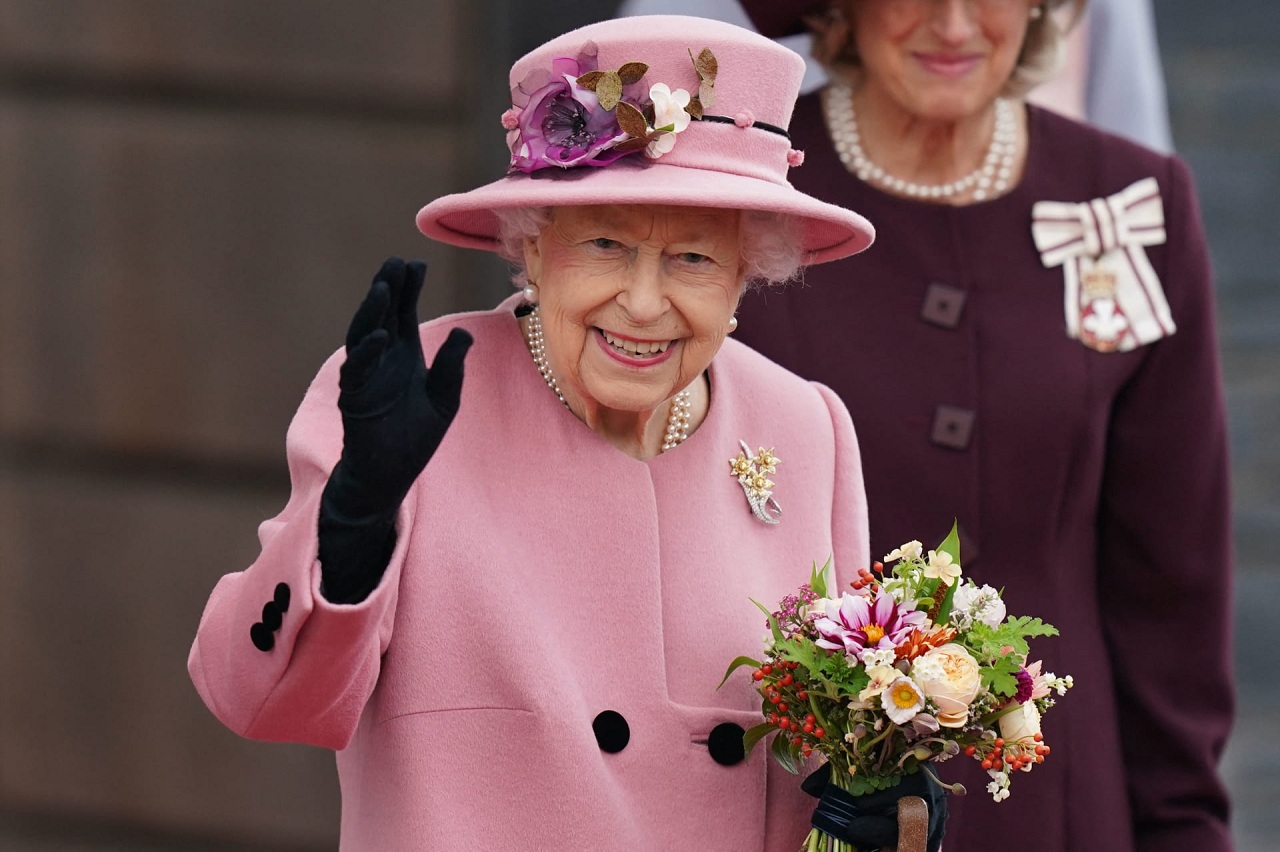 نيابة عن الرئيس.. اشتية يصل لندن للمشاركة في جنازة الملكة اليزابيث الثانية