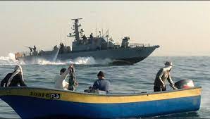 زوارق الاحتلال تطلق نيرانها تجاه مراكب الصيادين في بحر غزة