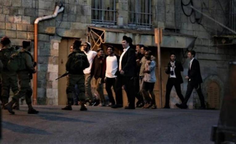 مستوطنون يهاجمون منازل المواطنين في قصرة جنوب نابلس
