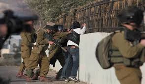 حملة اعتقالات إسرائيلية تطال 12 مواطناً بالضفة