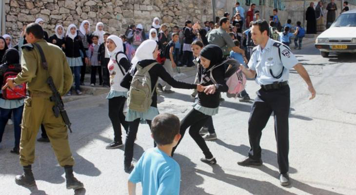 الاحتلال يعتدي على معلمين وطلبة داخل مدرسة بالخليل