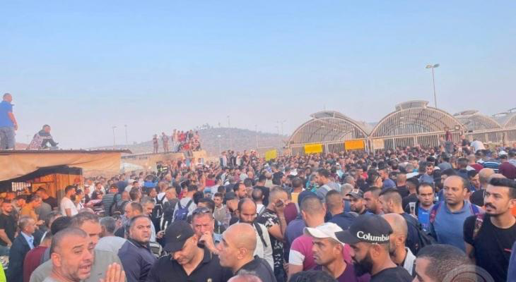 آلاف العمال يضربون احتجاجا على تحويل رواتبهم للبنوك الفلسطينية