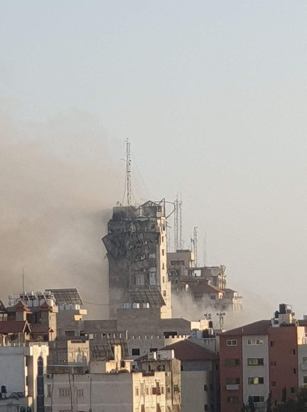شاهد: الاحتلال الإسرائيلي يقصف برج الشروق في غزة