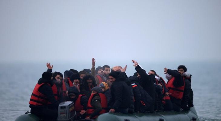 وفاة 27 مهاجرًا غرقًا قبالة سواحل كاليه الفرنسية