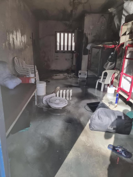 الأسرى في سجن النقب قسم 6 يشعلون النار بالغرف رفضًا للاعتداء عليهم