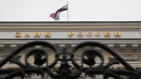 الولايات المتحدة ودول غربية توافق على فصل بعض البنوك الروسية عن نظام 