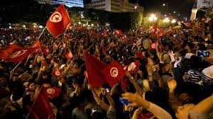 شاهد: احتفالات في الشارع التونسي بعد قرار الرئيس بإقالة رئيس الحكومة وتجميد عمل مجلس النواب