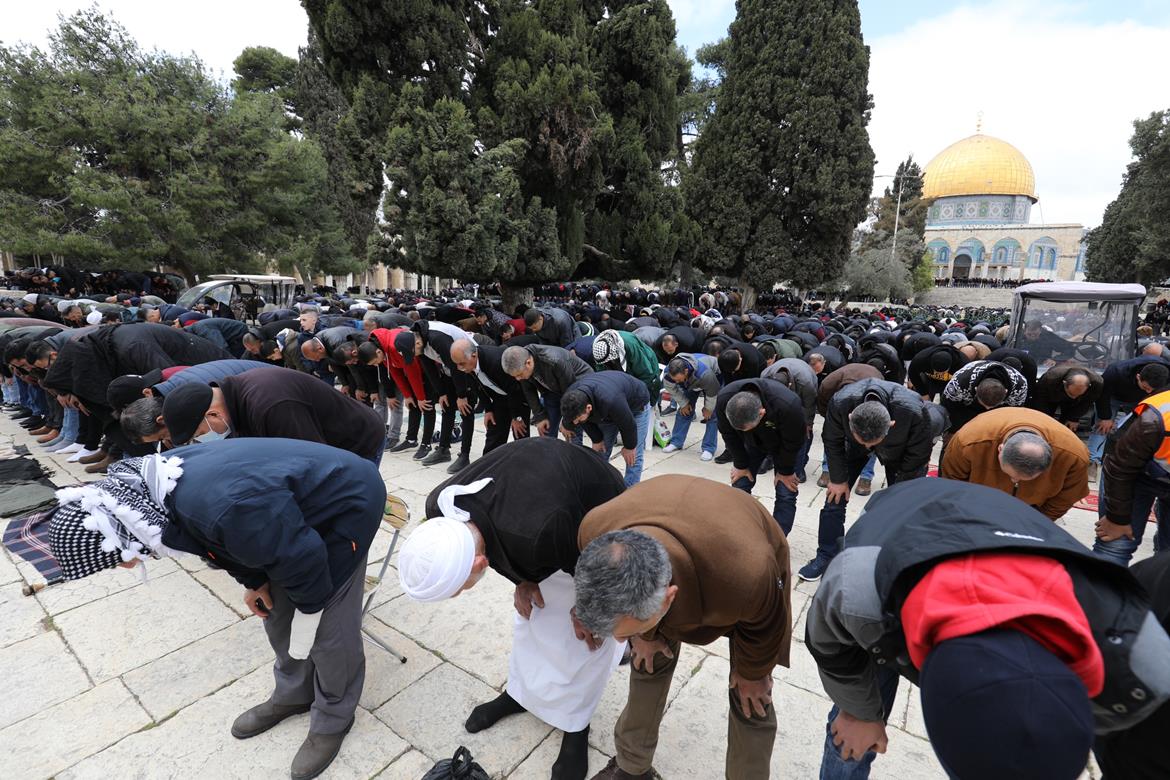 50 ألفا يؤدون صلاة الجمعة في المسجد الأقصى رغم إجراءات الاحتلال