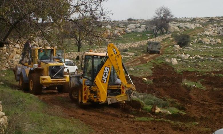 بيت لحم: الاحتلال يجرف أراضي ويقتلع 95 شجرة زيتون في الخضر