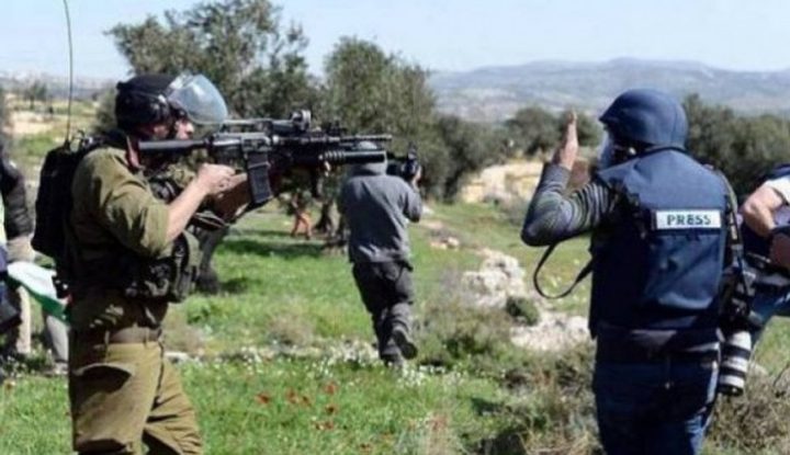 الاحتلال يحتجز عددا من الصحفيين في قرية التوانة جنوب الخليل  