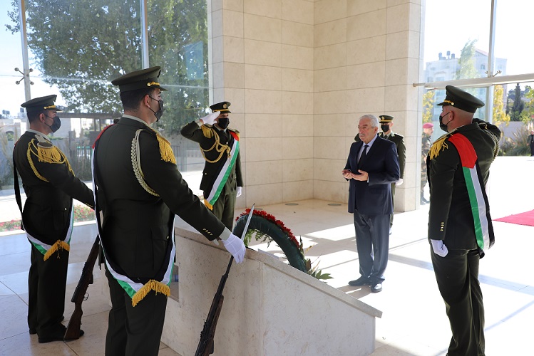 باسم الرئيس: العالول يضع إكليلا من الزهور على ضريح الشهيد القائد ياسر عرفات