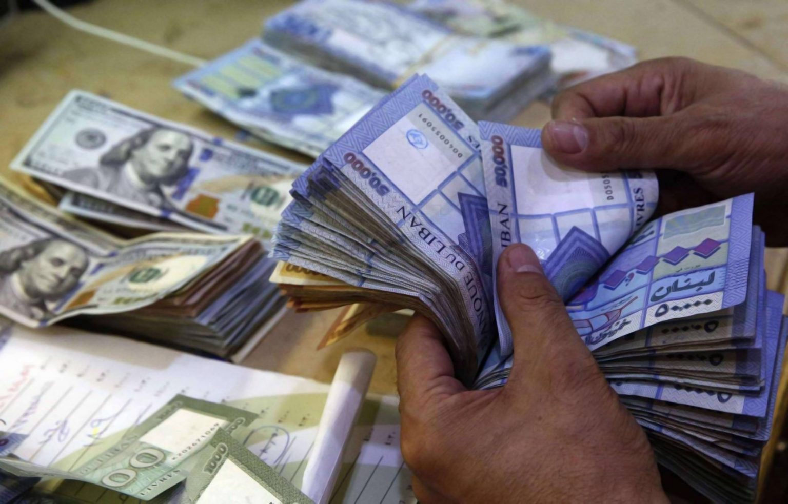 الليرة اللبنانية تسجل تدهورًا قياسيًا جديدًا أمام الدولار