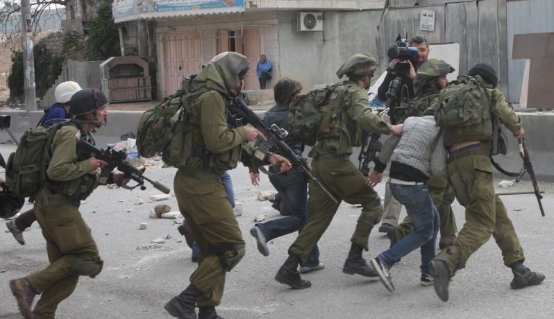 الاحتلال الإسرائيلي يعتقل 17 مواطنا من الضفة