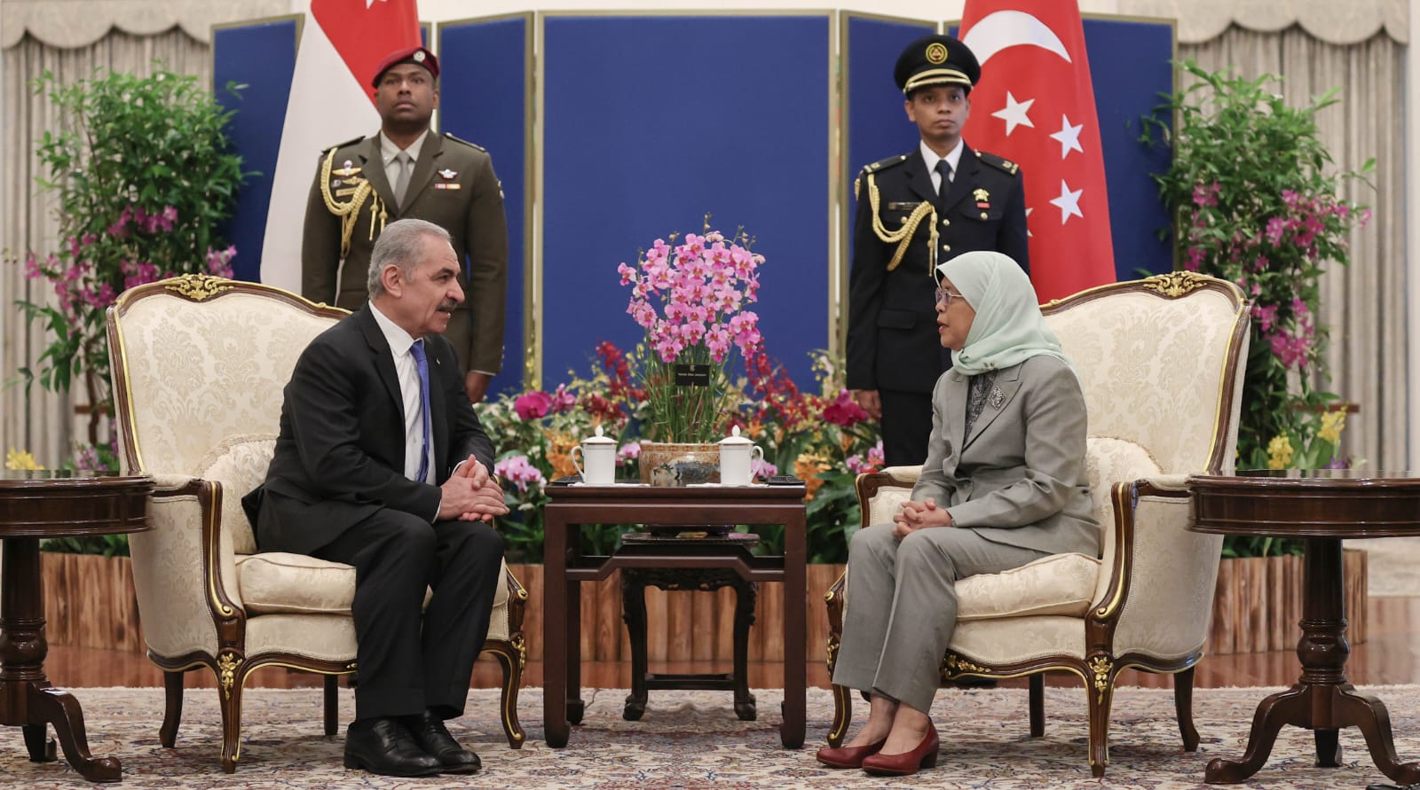 اشتية يلتقي رئيسة سنغافورة لبحث تعزيز العلاقات الثنائية (صور) 