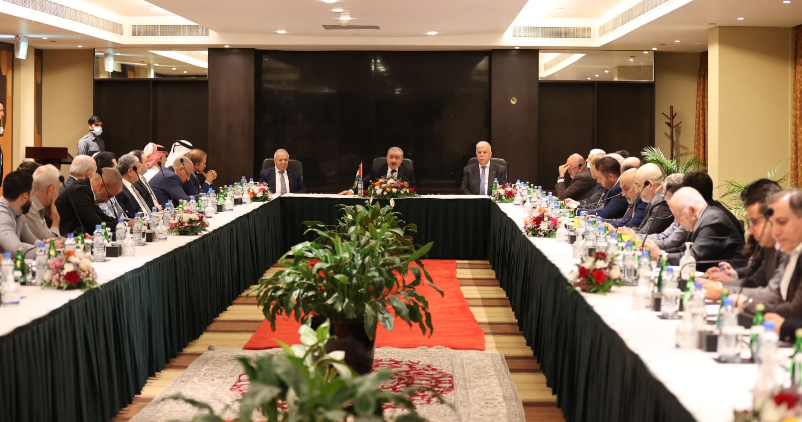 رئيس الوزراء يلتقي رجال أعمال فلسطينيين في قطر