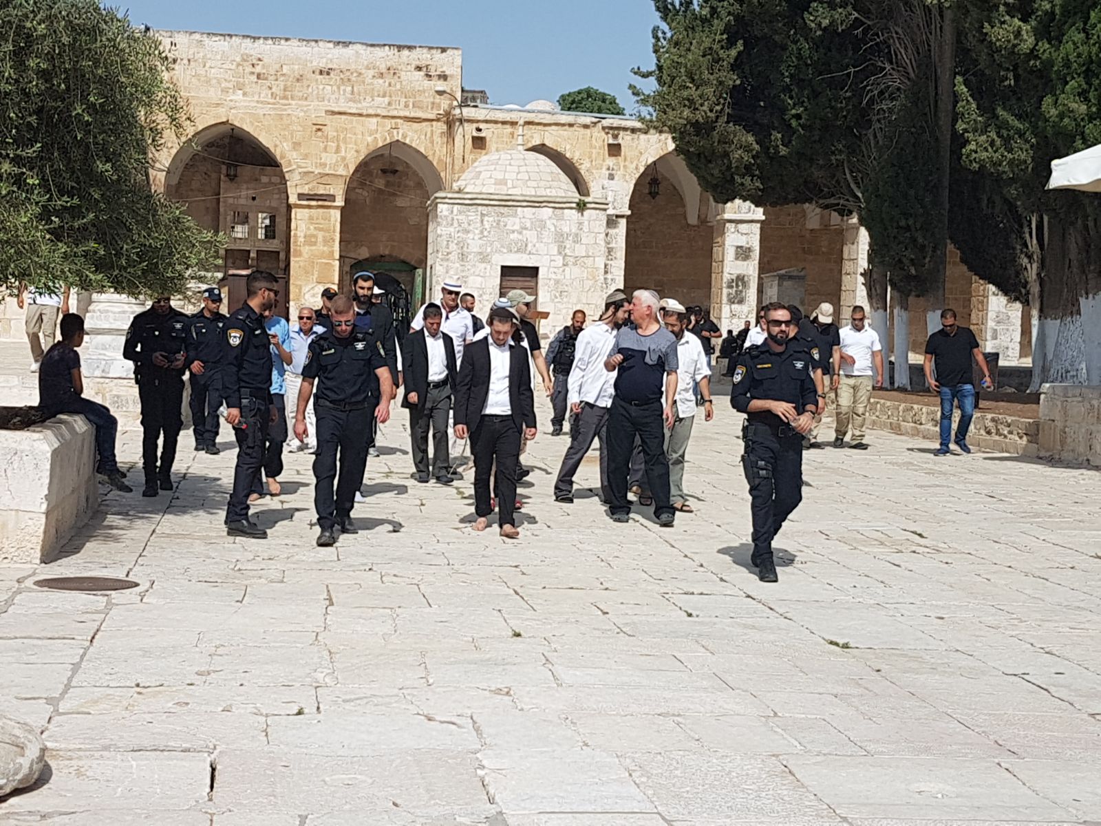بحماية شرطة الاحتلال.. عشرات المستوطنين يقتحمون باحات المسجد 