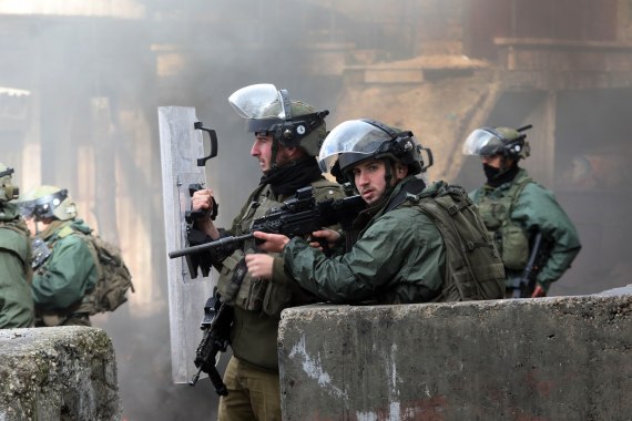 القدس: الاحتلال يعتقل فتاة من باب العامود