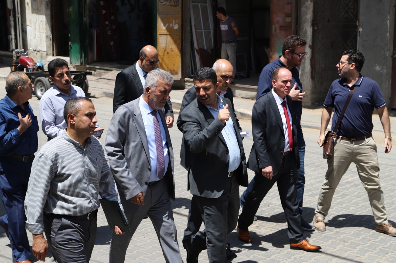 وزير الحكم المحلي يزور مدينة جباليا ويطلع على أعمال إعادة تأهيل شارع القدس