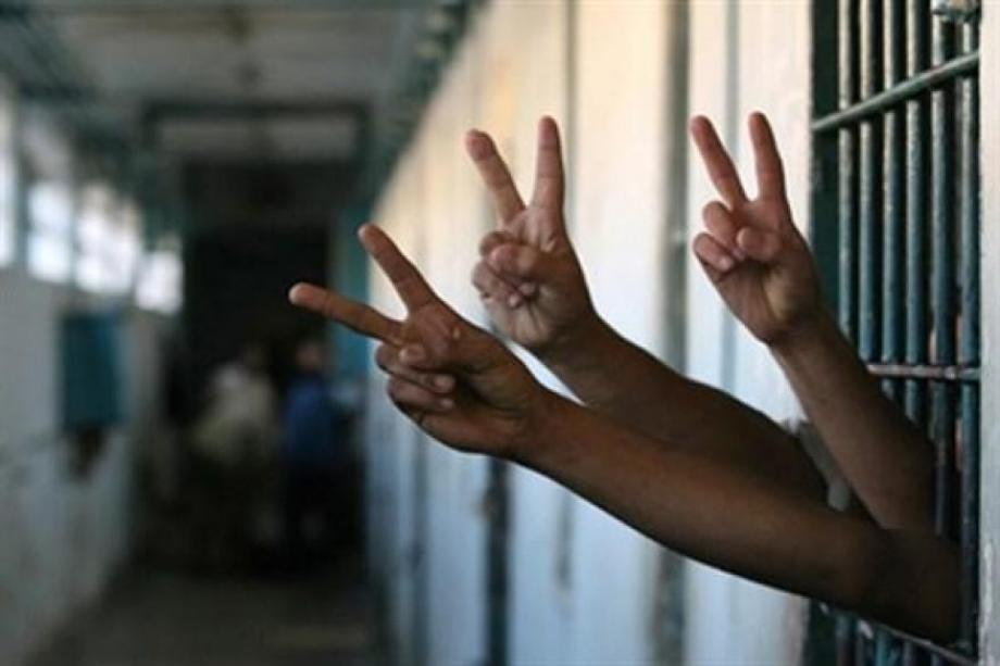 15 أسيرا يواصلون إضرابهم عن الطعام رفضا لاعتقالهم الإداري