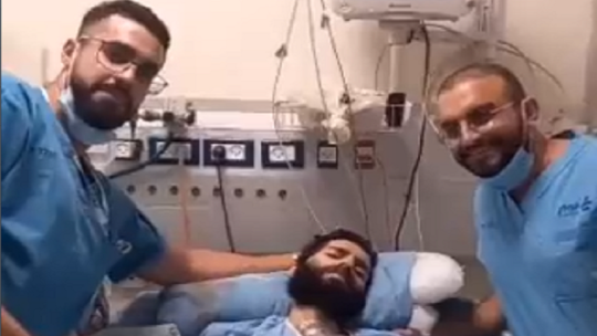 لقطة ودية تجمع اثنين من الممرضين مع أسير فلسطيني تتحول إلى قضية