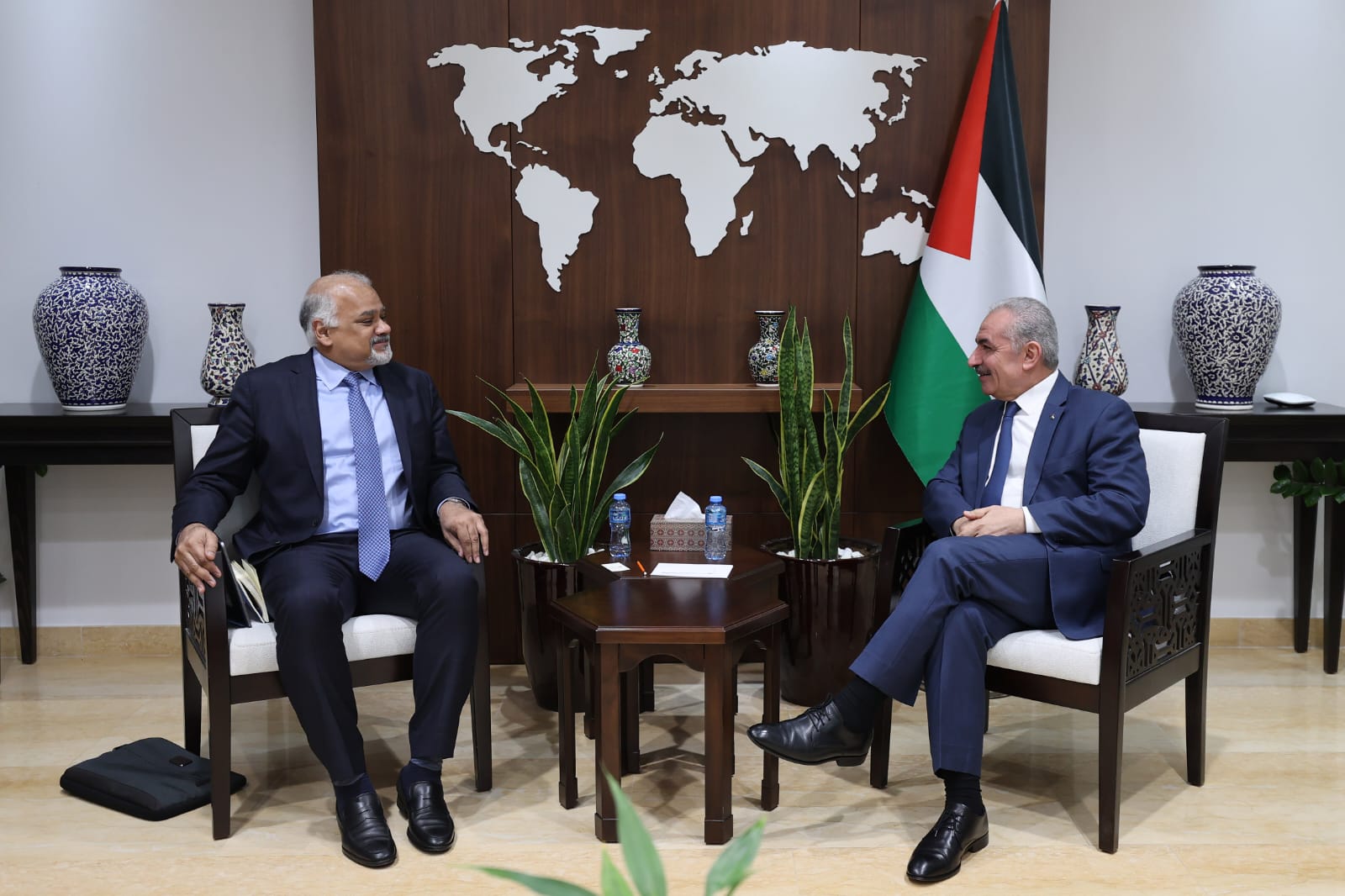رئيس الوزراء الفلسطيني يستقبل وفدا من صندوق النقد الدولي