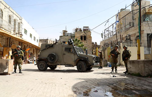 قوات الاحتلال تعتدي على المواطنين وتعتقل 4 شبان في الخليل القديمة