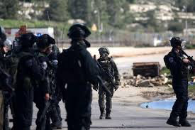مصادر عبرية: طعن جندي إسرائيلي قرب أحد أبواب المسجد الأقصى وانسحاب المنفذ