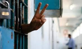 الجامعة العربية تجدد دعوتها للإفراج عن الأسرى الفلسطينيين من سجون الاحتلال الإسرائيلي  