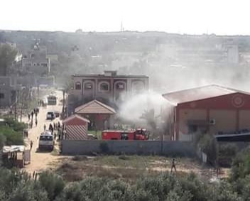غزة.. حريق كبير ينشب في صالة زهرة الحنون شمالي القطاع.. فيديو 