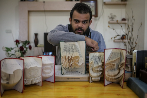 أحمد حميد شاب فلسطيني يبدع بتحويل الكتب القديمة لفن ياباني