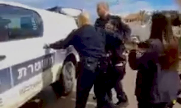 الطيرة: شرطة الاحتلال تعتدي على شابّة وتحتجزها بسبب رخصة قيادة