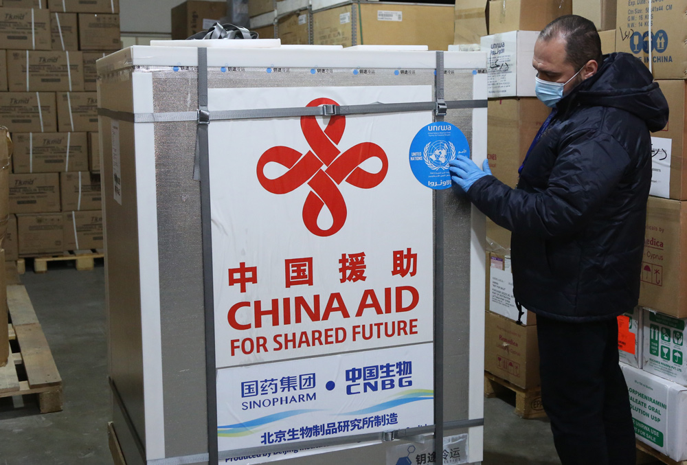 الصين تتبرع للأونروا بمئتي ألف جرعة من لقاحات كوفيد-19 للمساعدة في حماية اللاجئين