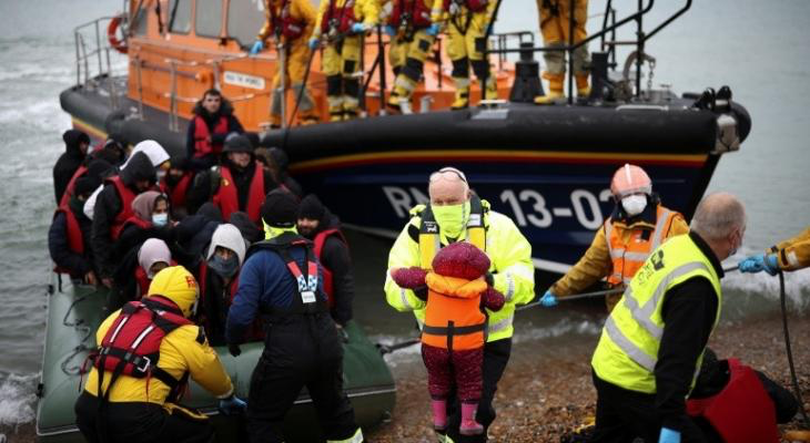 مقتل 4 أشخاص بغرق قارب للاجئين بقناة 